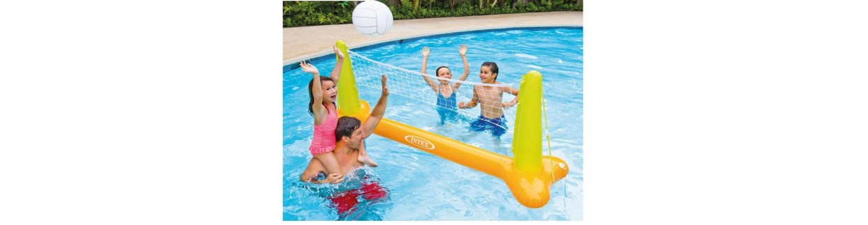 Zabawki basenowe: pływające kosze, nadmuchiwane bramki i inne