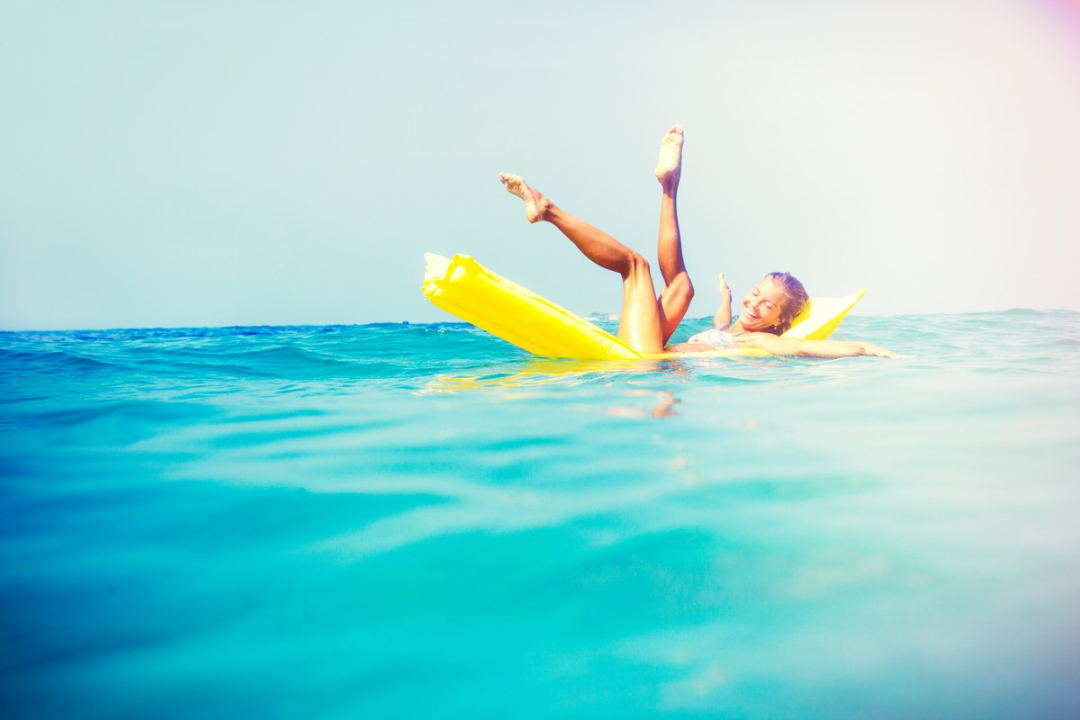 Uszkodzenia materacy do pływania – jak ich unikać?