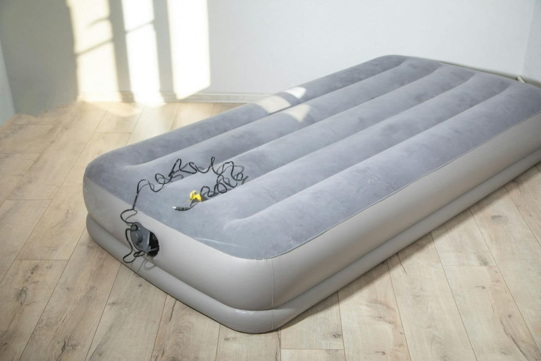 Materace dmuchane do spania – wybór i pielęgnacja